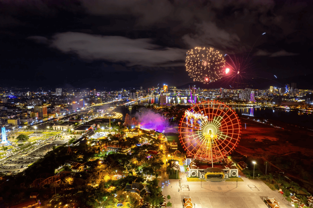 The view becomes magical with the city illuminated by countless lights, creating a dazzling, sparkling night scene (Source: Da Nang Downtown)